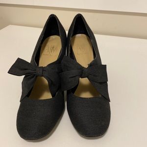 Grey heels with bows, like new, size 9.5.